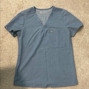 Figs Women’s Short Sleeve V-Neck Tee in Heathered Blue